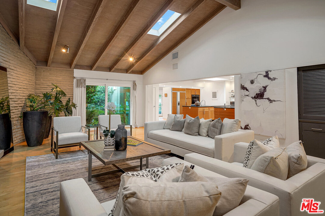 815 Leonard Road Los Angeles, CA 90049 - Photo 8 of 38