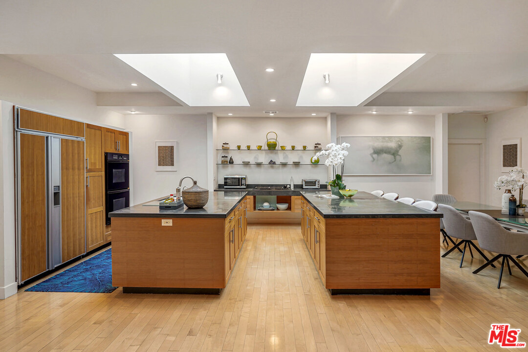 815 Leonard Road Los Angeles, CA 90049 - Photo 10 of 38