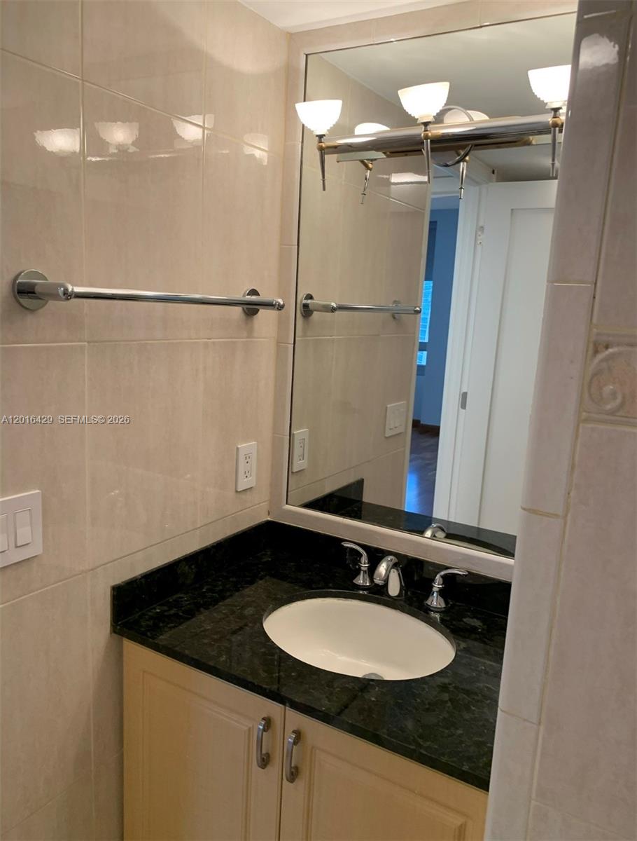 1541 Brickell Avenue, Unit A3101 Miami, FL 33129 - Photo 25 of 32 2nd Bathroom