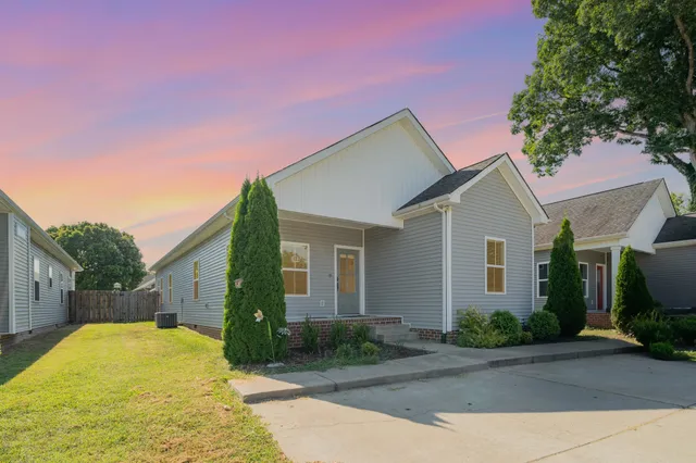 a view of backyard of the house