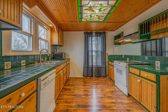 $325,000 | 320 South Douglas Avenue, Rockwood, TN 37854