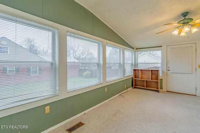 $325,000 | 320 South Douglas Avenue, Rockwood, TN 37854