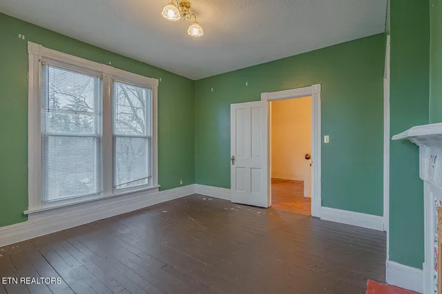 $325,000 | 320 South Douglas Avenue, Rockwood, TN 37854