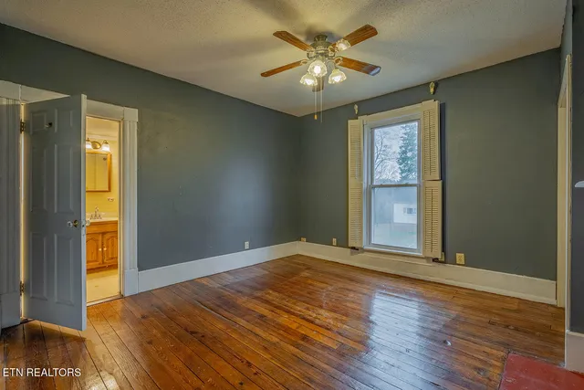 $325,000 | 320 South Douglas Avenue, Rockwood, TN 37854