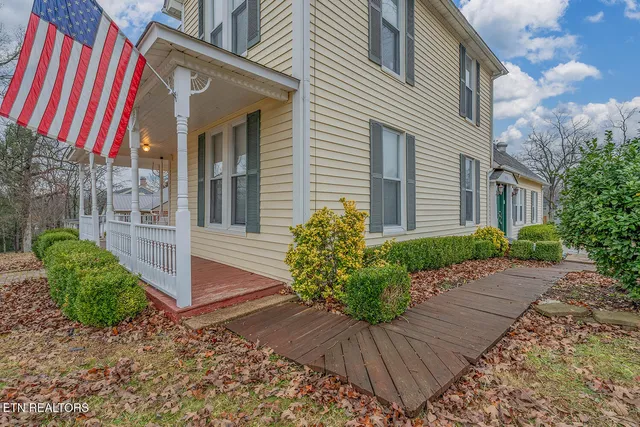 $325,000 | 320 South Douglas Avenue, Rockwood, TN 37854