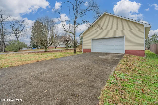 $325,000 | 320 South Douglas Avenue, Rockwood, TN 37854