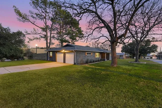 a view of a house with a yard
