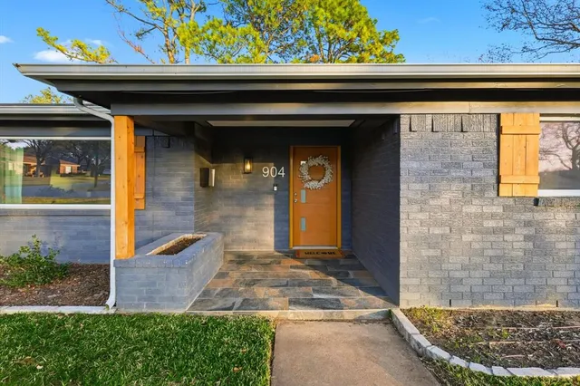 a view of entryway with a front door