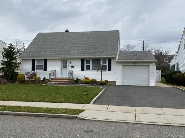 $5,200 | 25 Woodhollow Road, Albertson, NY 11507