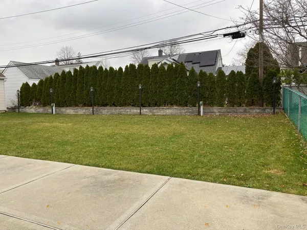 $5,200 | 25 Woodhollow Road, Albertson, NY 11507