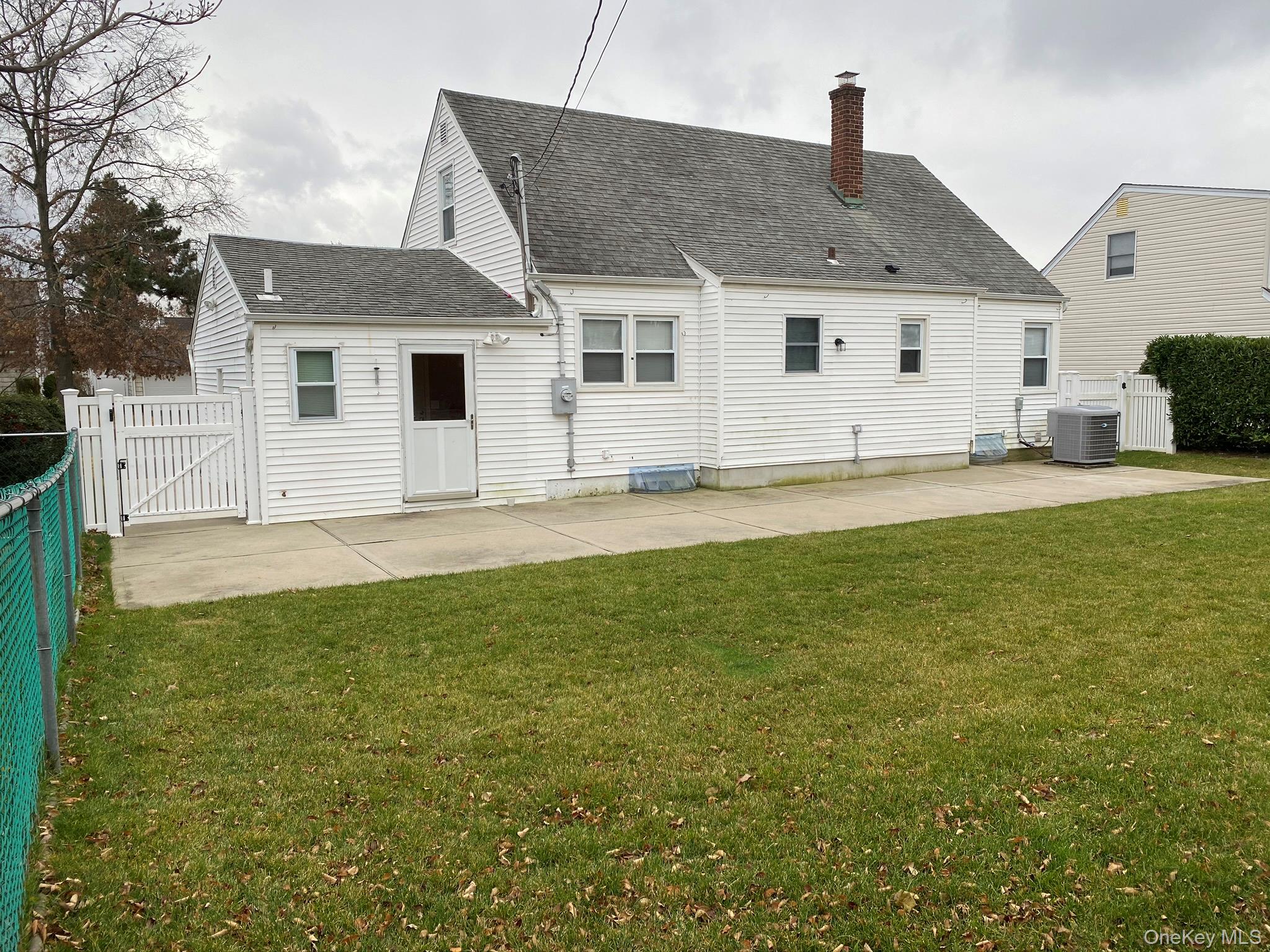 25 Woodhollow Road Albertson, NY 11507 - Photo 16 of 17