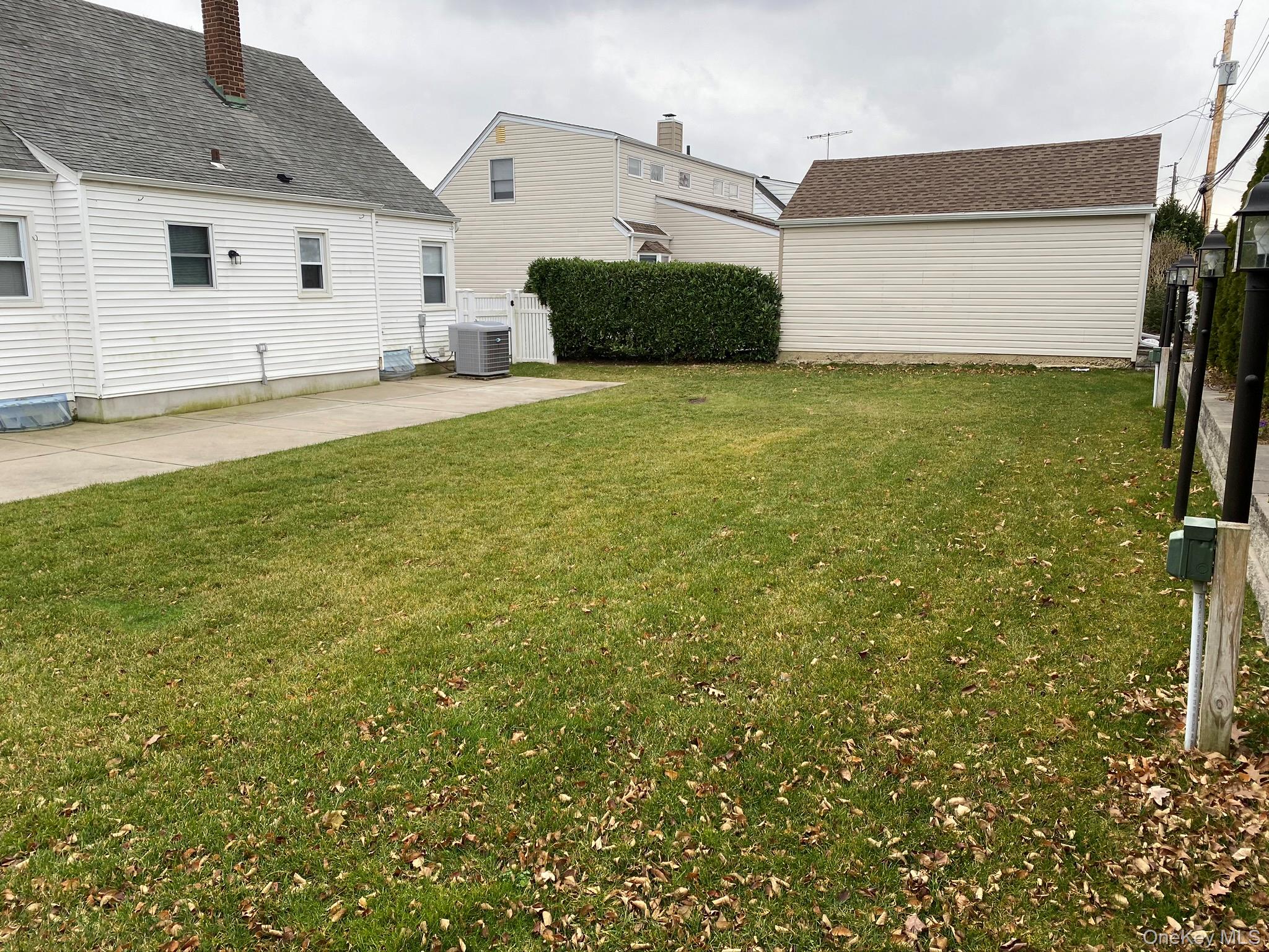 25 Woodhollow Road Albertson, NY 11507 - Photo 17 of 17