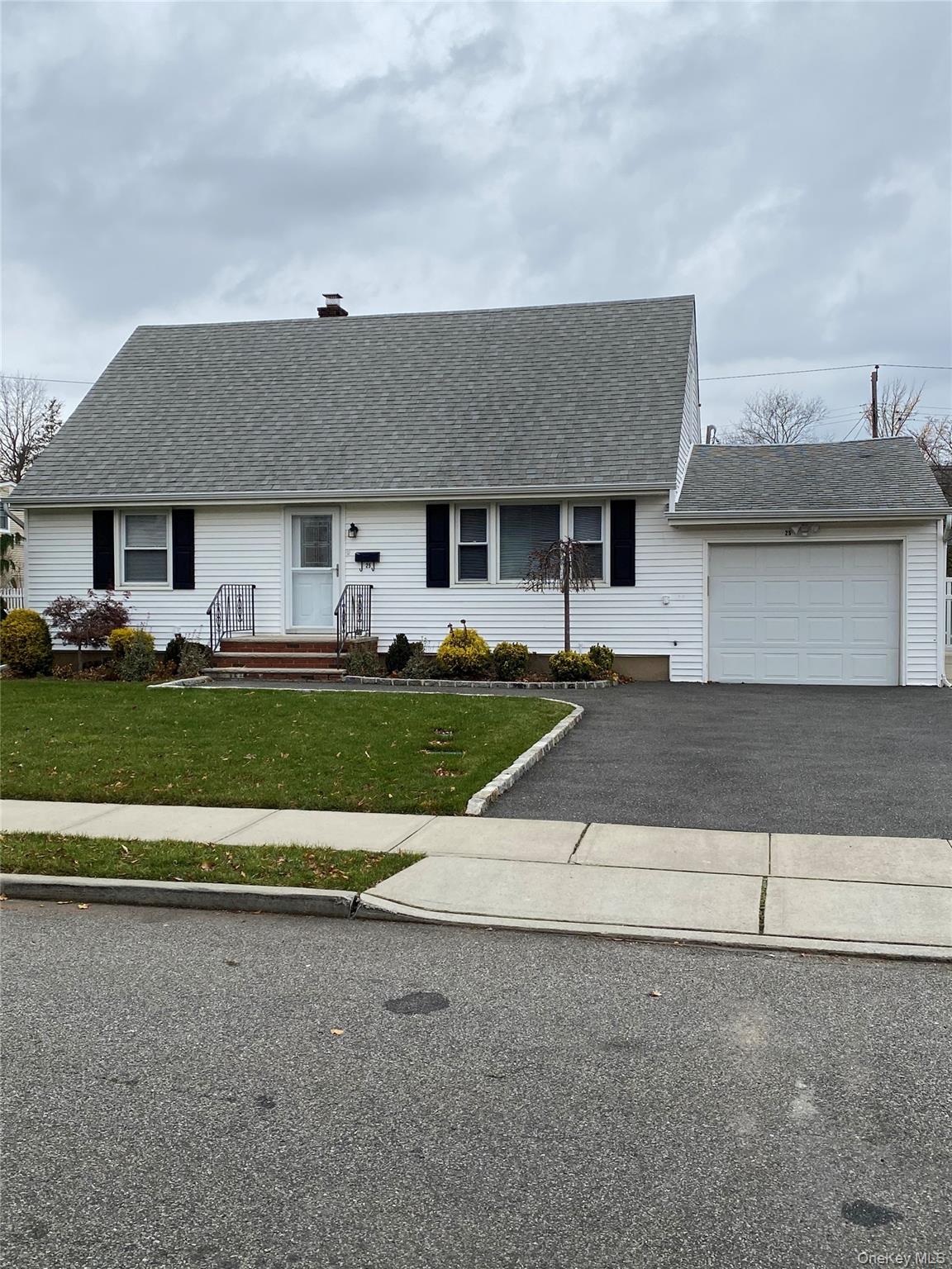 25 Woodhollow Road Albertson, NY 11507 - Photo 3 of 17