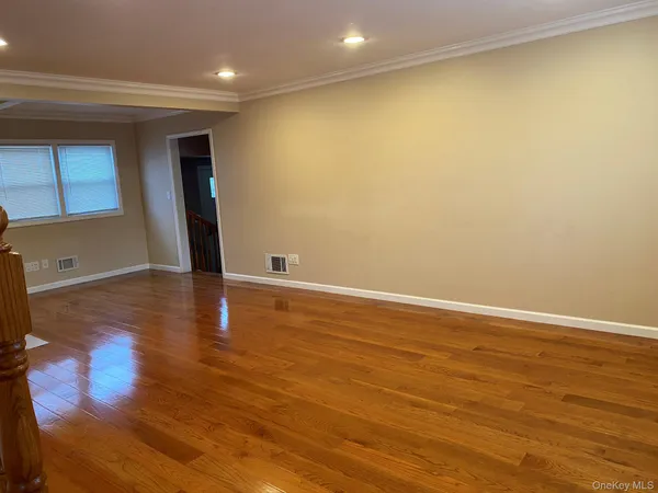 $5,200 | 25 Woodhollow Road, Albertson, NY 11507