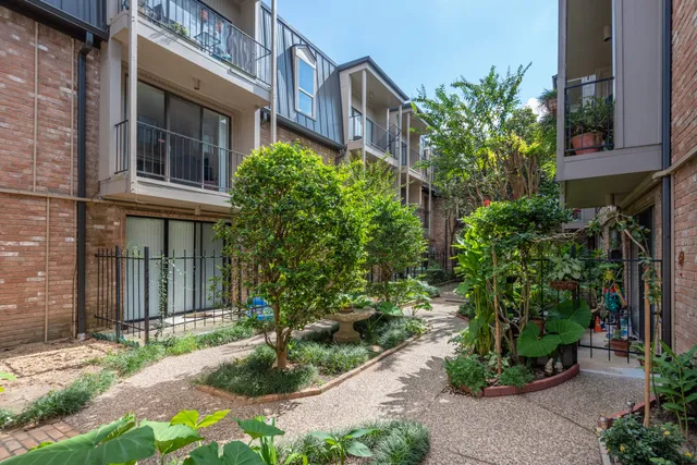 $1,300 | 2400 North Braeswood Boulevard, Unit 220, Houston, TX 77030