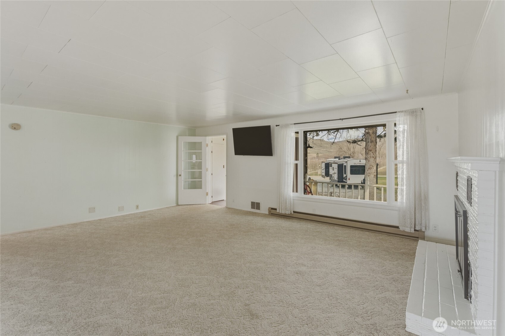 5 Alaska Street Malott, WA 98829 - Photo 7 of 38 an empty room with windows