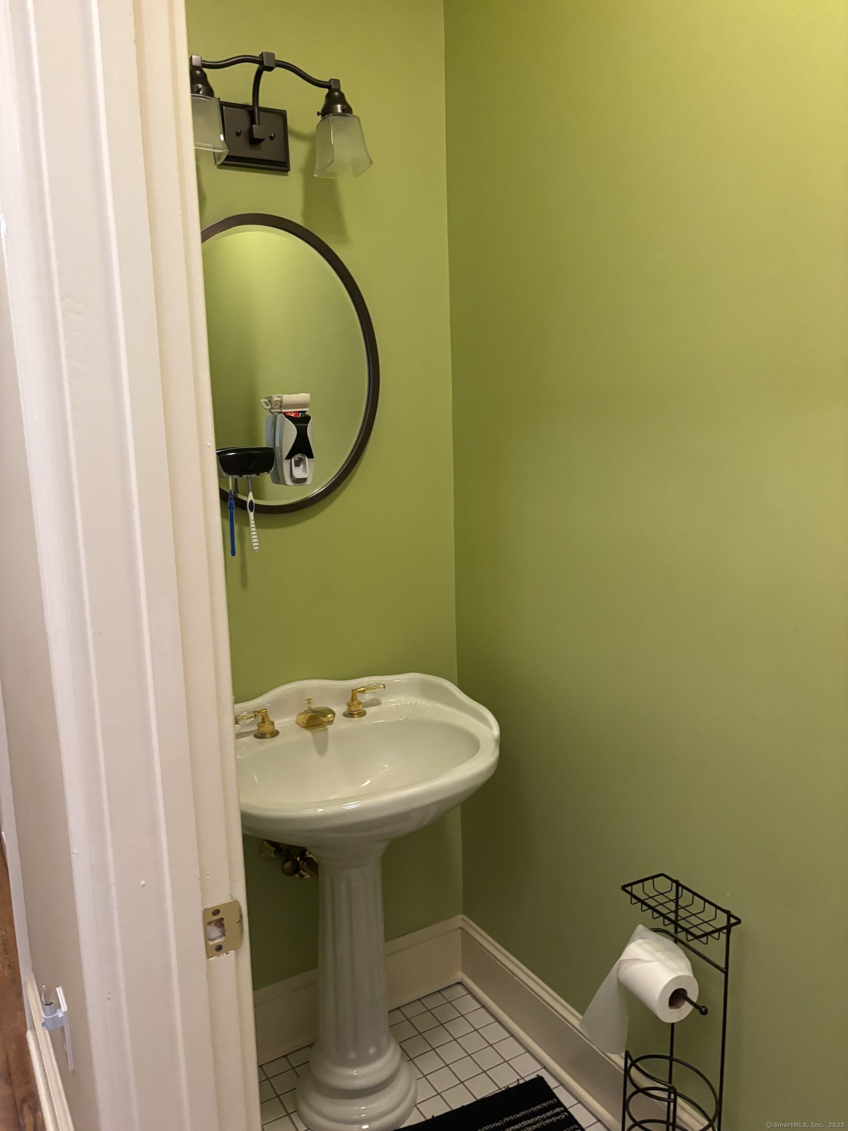 28 Gaylord Glen Waterbury, CT 06708 - Photo 2 of 26