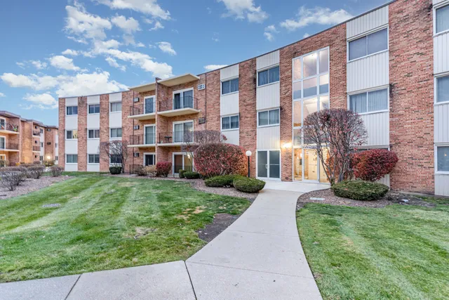 $124,900 | 9724 Karlov Avenue, Unit 103, Oak Lawn, IL 60453