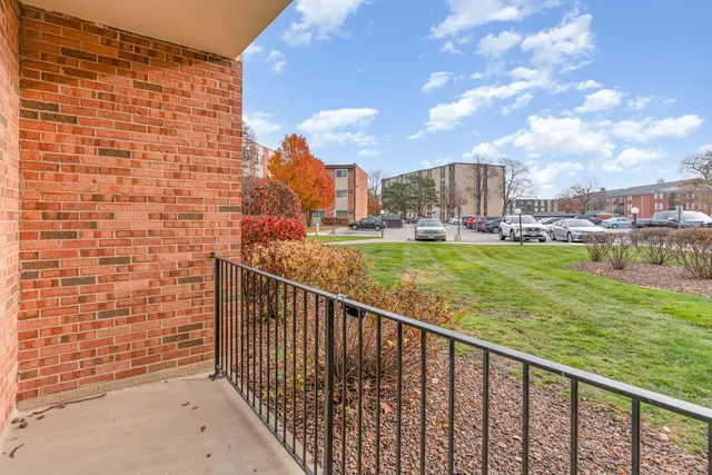$124,900 | 9724 Karlov Avenue, Unit 103, Oak Lawn, IL 60453