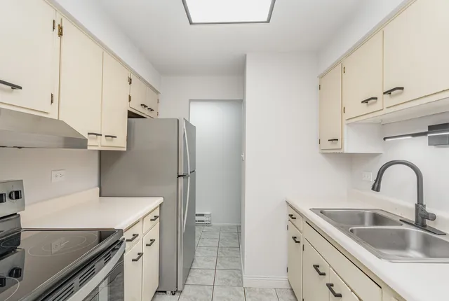 $124,900 | 9724 Karlov Avenue, Unit 103, Oak Lawn, IL 60453