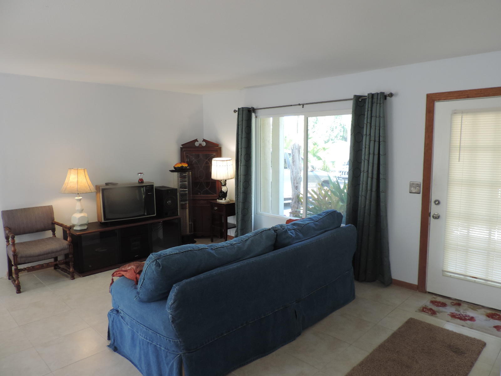 273 Southwest Kentwood Road Port St. Lucie, FL 34953 - Photo 17 of 25 Living room