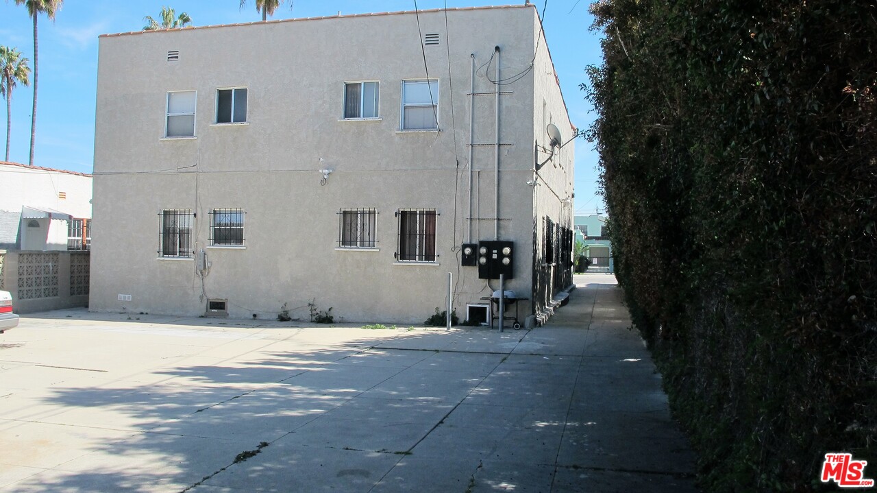 2841 Buckingham Road Los Angeles, CA 90016 - Photo 4 of 16 Gallery Image 4