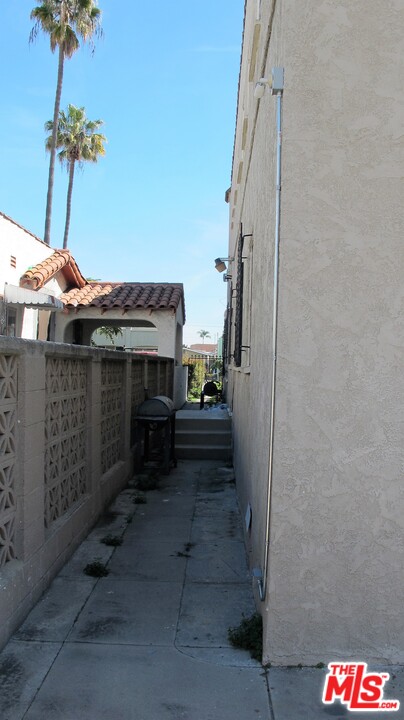2841 Buckingham Road Los Angeles, CA 90016 - Photo 5 of 16 Gallery Image 5