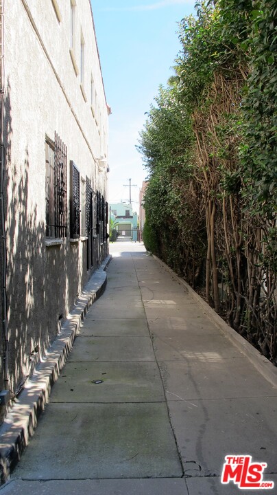 2841 Buckingham Road Los Angeles, CA 90016 - Photo 6 of 16 Gallery Image 6