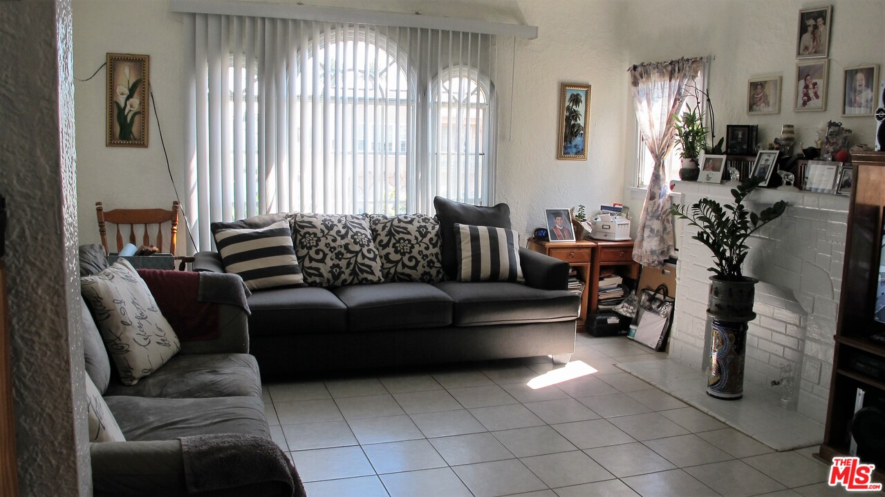2841 Buckingham Road Los Angeles, CA 90016 - Photo 7 of 16 Gallery Image 7