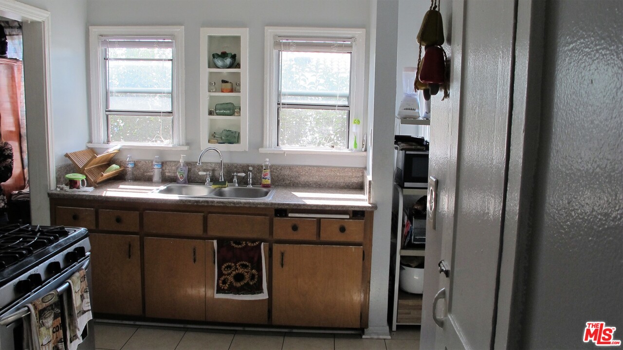 2841 Buckingham Road Los Angeles, CA 90016 - Photo 9 of 16 Gallery Image 9