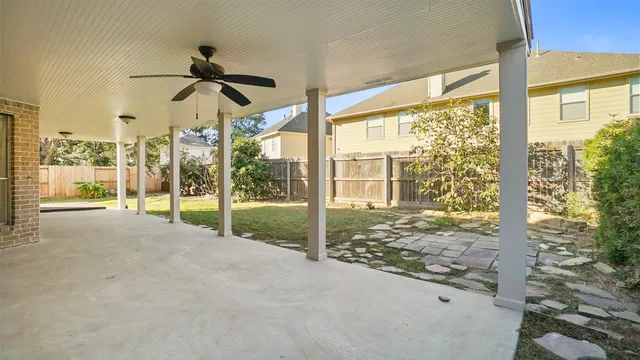 a view of a house with backyard and plants
