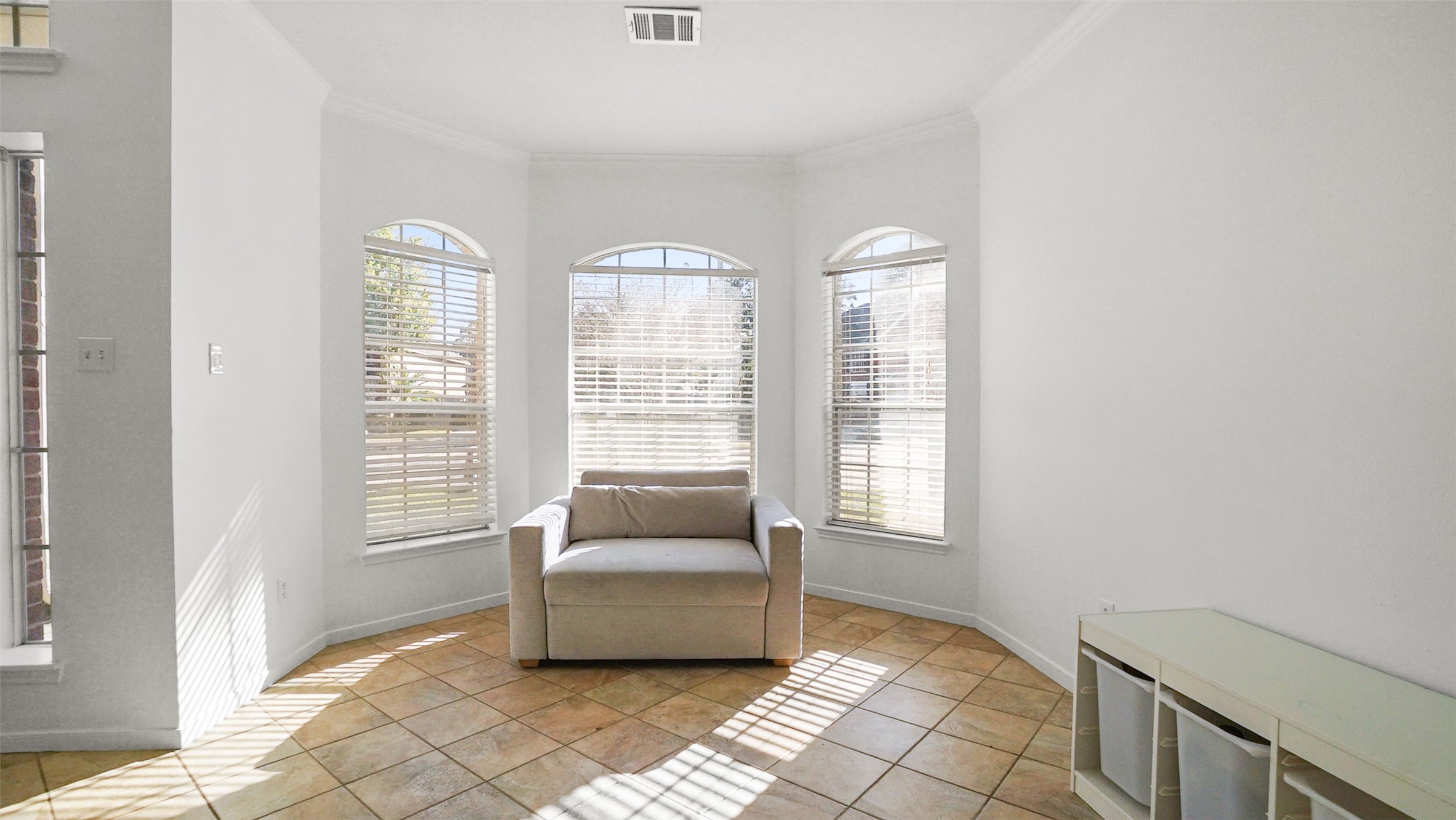 810 Flanners Court Spring, TX 77373 - Photo 10 of 42 a living room with furniture and a window
