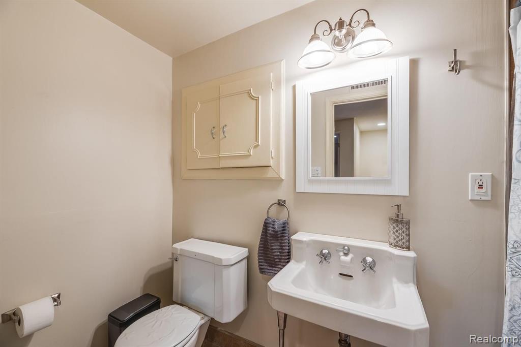 518 Barrington Road Grosse Pointe, MI 48230 - Photo 38 of 64