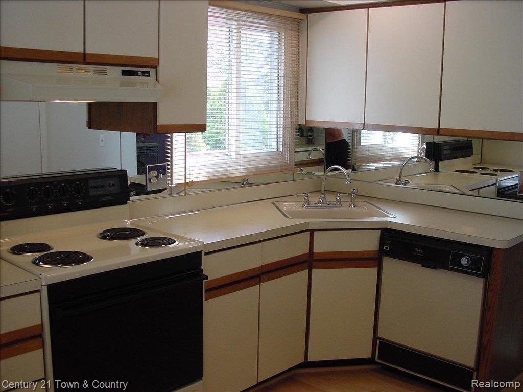 375 Huntington Court Rochester, MI 48307 - Photo 7 of 10 DSC03397