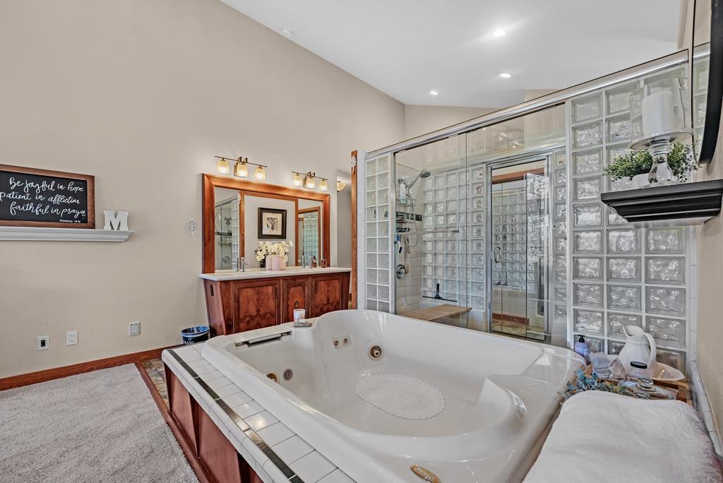4607 Meadowlark Way Placerville, CA 95667 - Photo 17 of 58 Large jetted tub in primary bath.