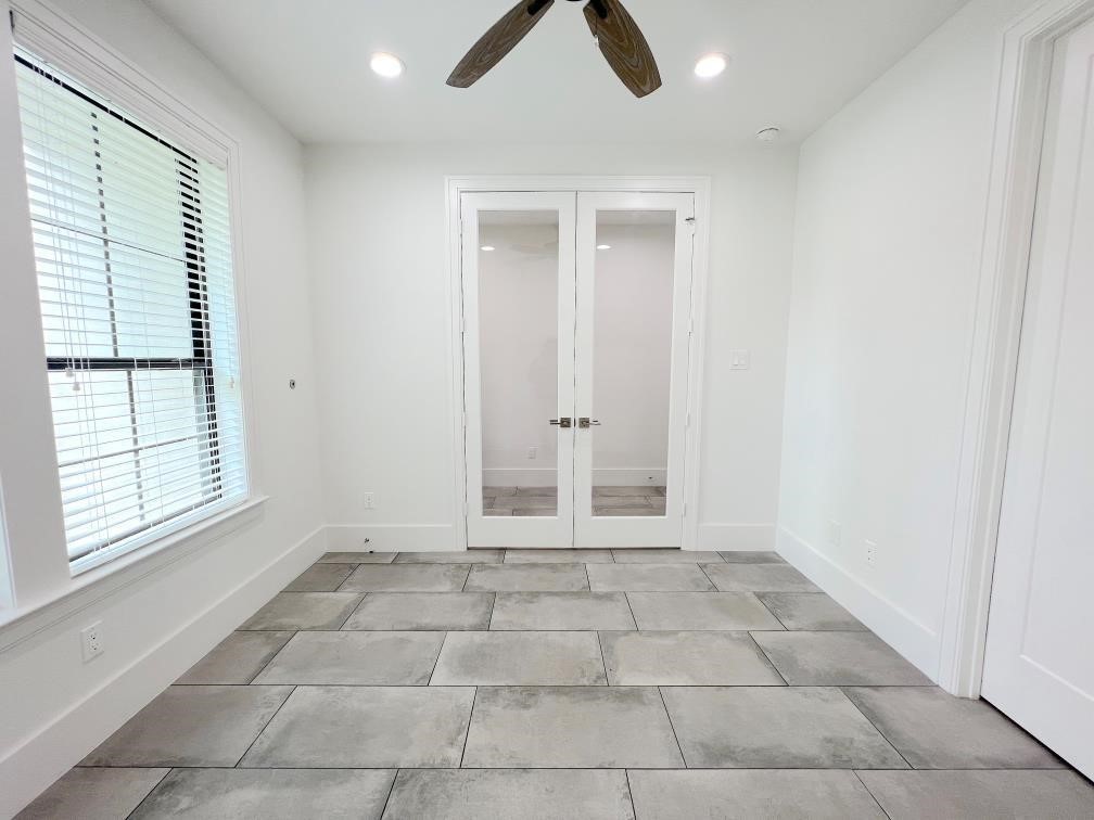 2122 Blalock Road, Unit B Houston, TX 77080 - Photo 5 of 45 an empty room with windows and ceiling fan