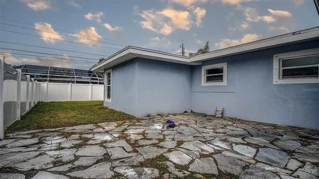 a view of a backyard