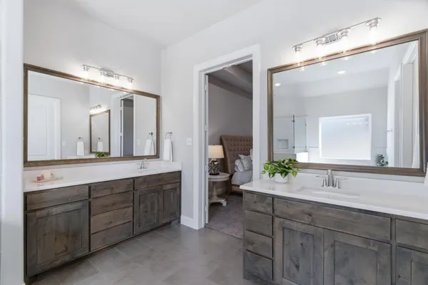 $699,990 | 320 Oak Mdw Lane, Weatherford, TX 76085