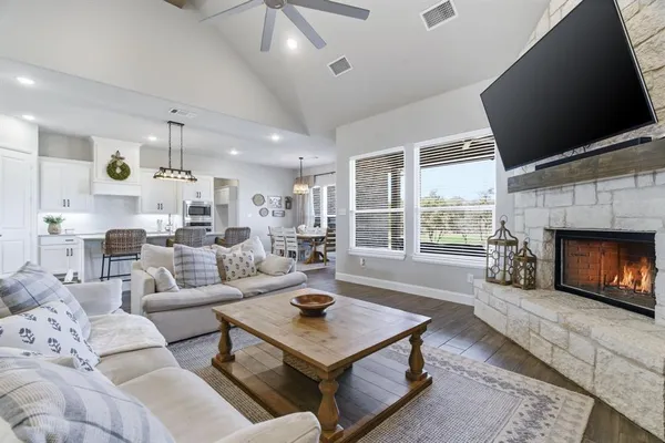 $699,990 | 320 Oak Mdw Lane, Weatherford, TX 76085