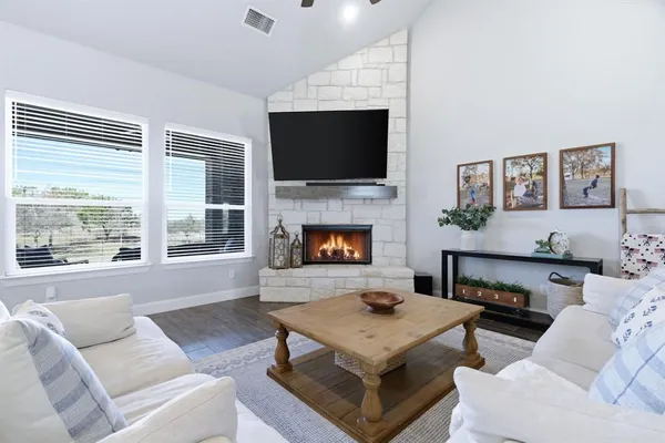 $699,990 | 320 Oak Mdw Lane, Weatherford, TX 76085