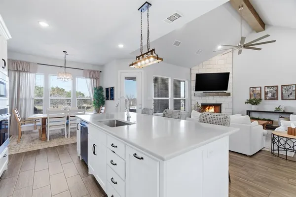 $699,990 | 320 Oak Mdw Lane, Weatherford, TX 76085