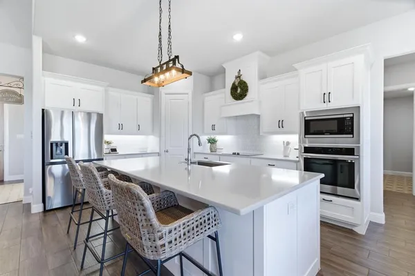 $699,990 | 320 Oak Mdw Lane, Weatherford, TX 76085