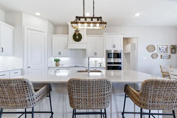 $699,990 | 320 Oak Mdw Lane, Weatherford, TX 76085