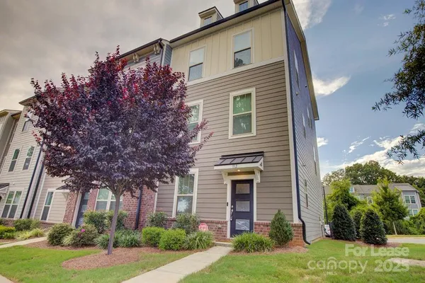 a view of a house with yard and plants