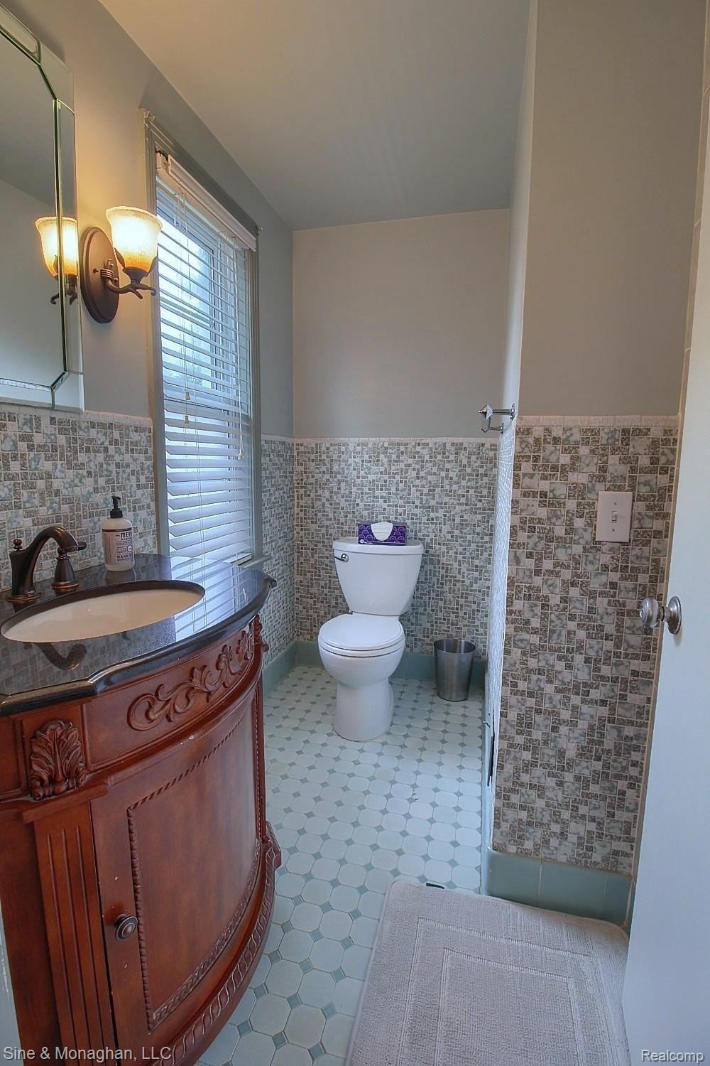 1354 Whittier Road Grosse Pointe, MI 48230 - Photo 20 of 40 24-Master Bathroom.jpg