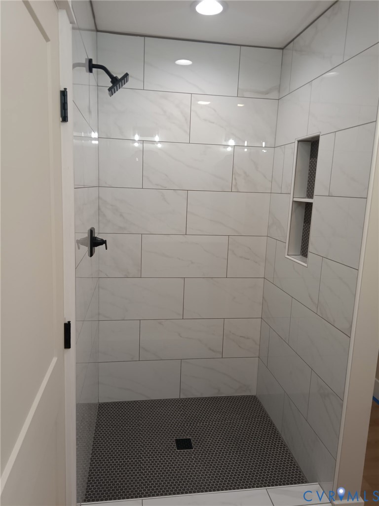 320 Vogel Road Cumberland, VA 23040 - Photo 21 of 28 a bathroom with a shower