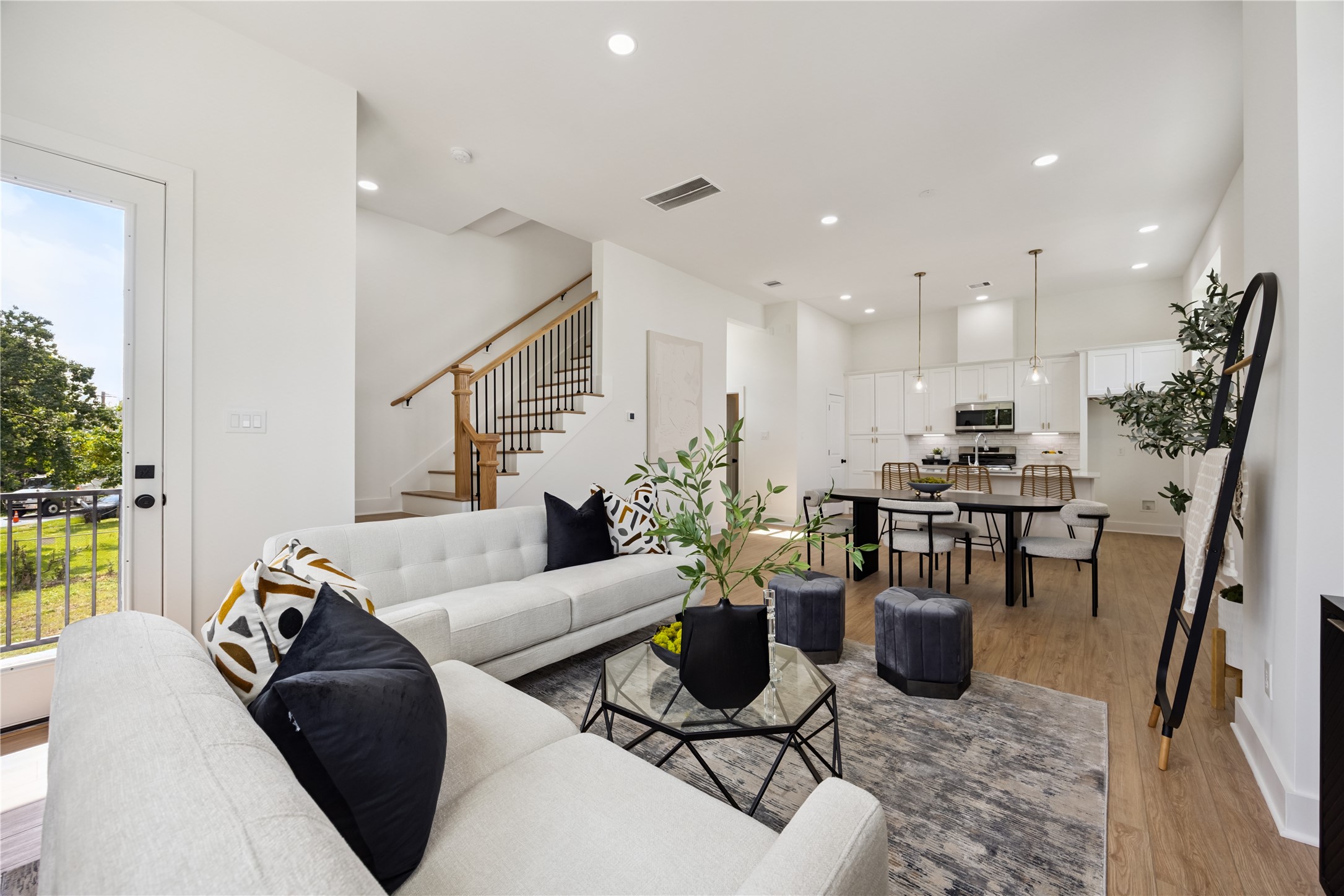835 Rachel Street, Unit E Houston, TX 77091 - Photo 9 of 22 Living