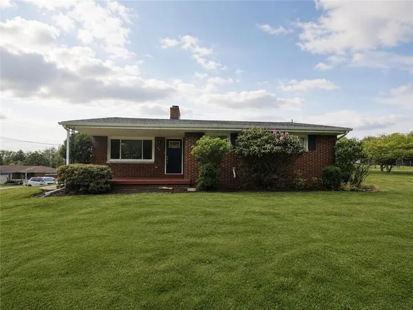 $249,900 | 190 Oak Manor Drive, Natrona Heights, PA 15065