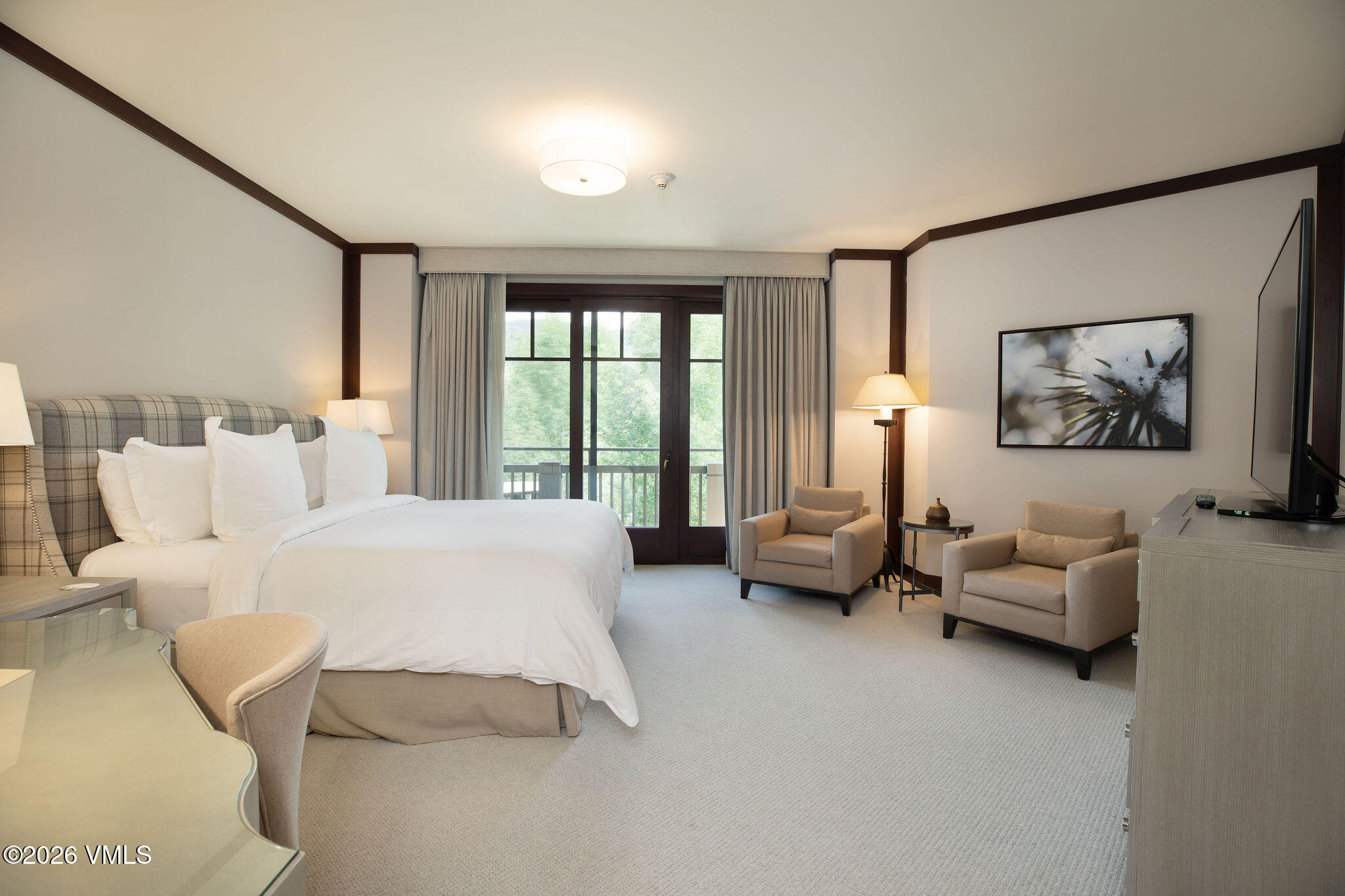 1 Vail Road, Unit 5102J Vail, CO 81657 - Photo 7 of 26 a spacious bedroom with a bed and glass windows