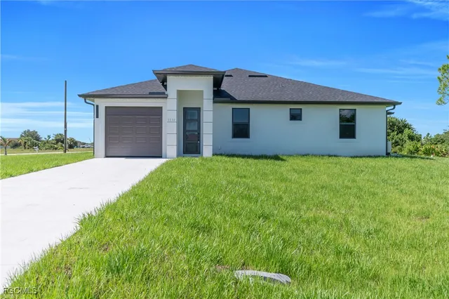 a view of a house with a yard